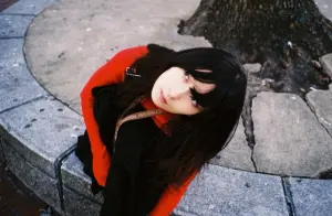 ▲上酸欠少女さユり(SAYURI)相當熱愛音樂,不善與人交際的她,在高中時選擇休學,並鼓起勇氣時常在日本的街頭演出,最終憑藉獨特嗓音、作詞作曲的才華斬獲大批粉絲。(圖/取自IG@sayuri149cm) ▲上酸欠少女さユり(SAYURI)相當熱愛音樂,不善與人交際的她,在高中時選擇休學,並鼓起勇氣時常在日本的街頭演出,最終憑藉獨特嗓音、作詞作曲的才華斬獲大批粉絲。(圖/取自IG@sayuri149cm)