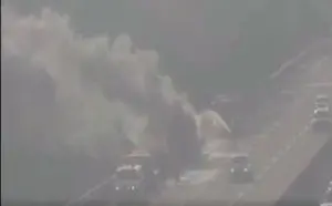 國10燕巢段嚴重火燒車!大貨車機件故障停路肩 下秒起火狂竄濃煙