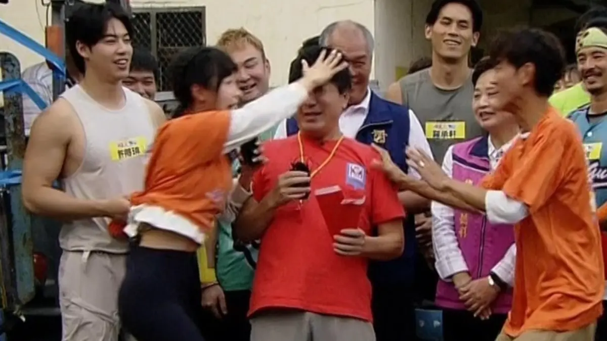 ▲籃籃錄製《綜藝大集合》時大膽造反，竟然在綜藝大哥胡瓜頭上巴下去，事後還被胡瓜詛咒：「妳回去手會爛掉！」（圖／民視提供）