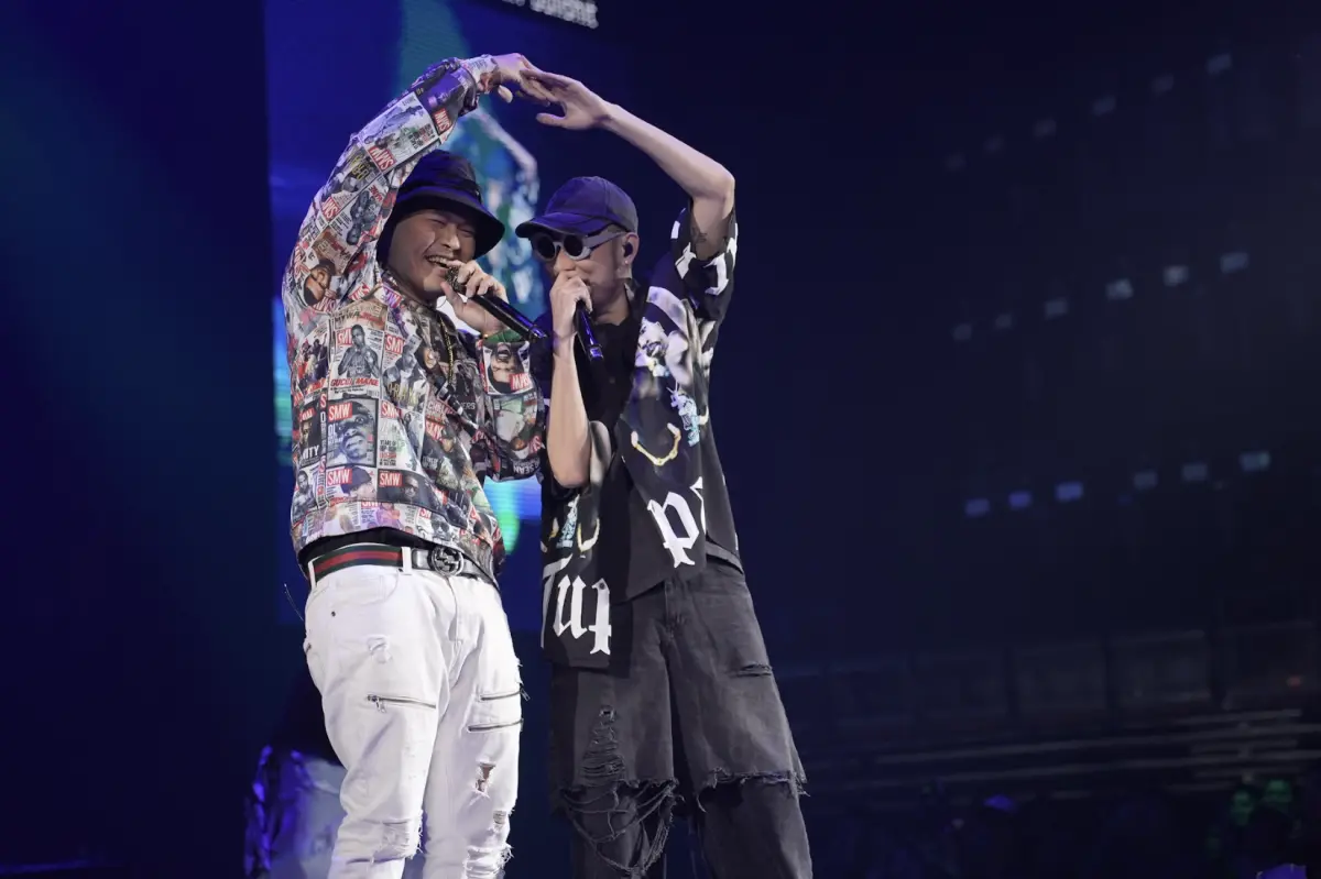 ▲熱狗（右）攻蛋找大支（左）當嘉賓比大愛心，藉機改詞告白蔡依林；兄弟本色合體則是壓軸驚喜。（圖／本色音樂）