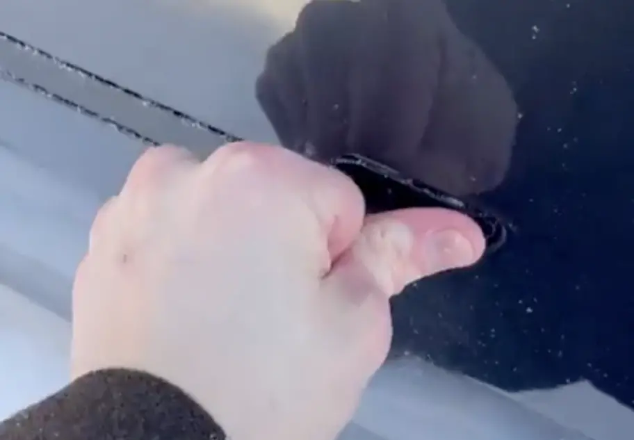 ▲電動車大廠特斯拉（Tesla）的Model 3以及Model Y車門把手先採取隱藏按壓式設計，後續也引發大批車廠效仿。但這樣的設計，卻常在冬天時讓許多車主傷透腦筋。（示意圖／取自社群平台X）