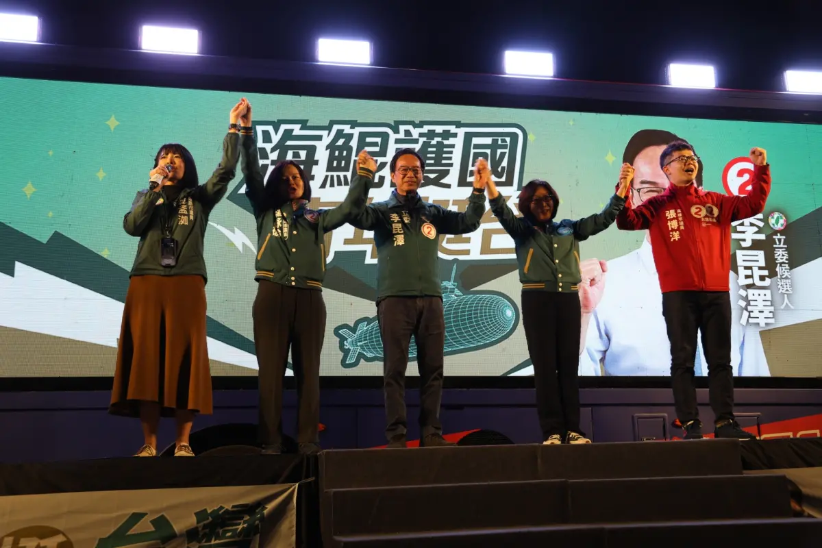 ▲「民進黨海鯤號高雄晚會」今晚登場，民進黨立委候選人李昆澤；不分區立委候選人郭昱晴、范雲；賴清德競總發言人戴瑋姍、民進黨前秘書長林飛帆、高雄市議長康裕成以及選區議員均到場參與。(圖／立委李昆澤競選辦公室提供)