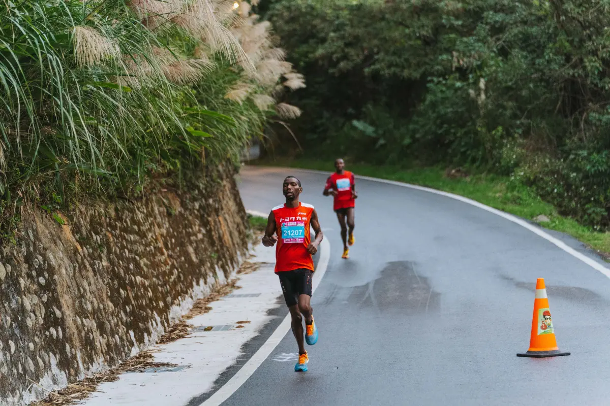 ▲來自肯亞的選手STEPHEN KIMEMIA NJOGU獲得男子組第一名，Francis Kioko Nzyoki位居第二(台灣體育運動競技協會提供)