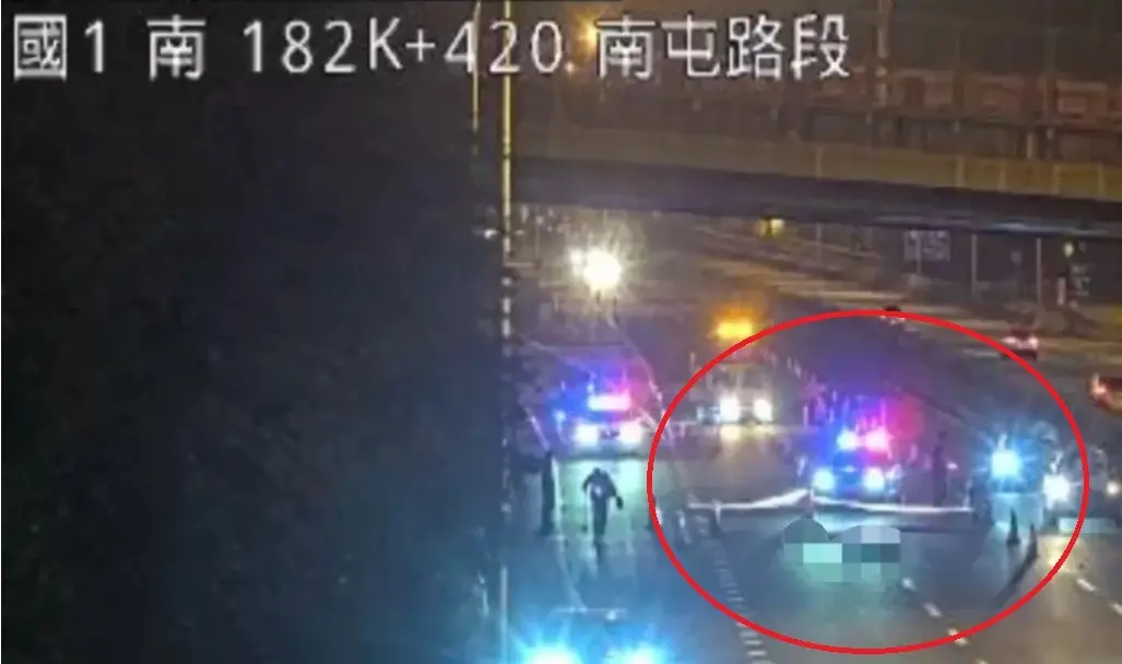 ▲25日清晨4時許，國道1號南向182.4k、南屯路段，發生一起自小客車撞擊行人事故。（圖／翻攝畫面）