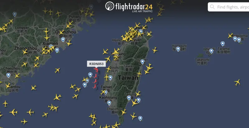 ▲據追蹤全球飛航狀態的Flightradar24資訊顯示，聖誕老公公於24日晚間9時15分左右行經台灣，畫面曝光後隨即引起熱議。（圖／翻攝自flightradar24）