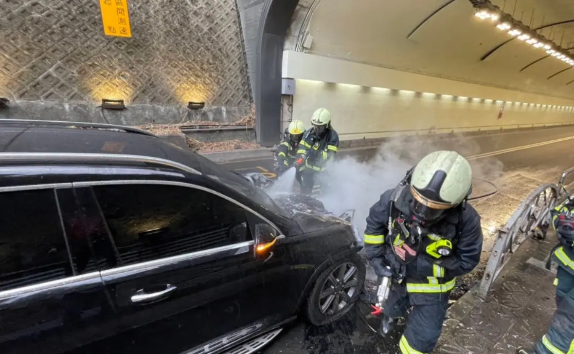▲25日上午7時許，台北市士林區自強隧道，發生火燒車事故，所幸駕駛發現及時逃生，急忙通報警消到場，現場無人員傷亡。（圖／翻攝畫面）