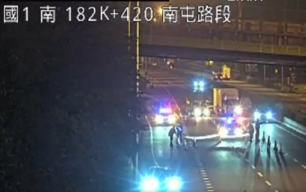 ▲25日清晨，國道1號南下182.2k、南屯段，發生死亡車禍，一名58歲男子不明原因自橋上墜落國道路面，遭小客車閃避不及撞上，之後又接連遭多車輾過，男子當場死亡。（圖／翻攝畫面）