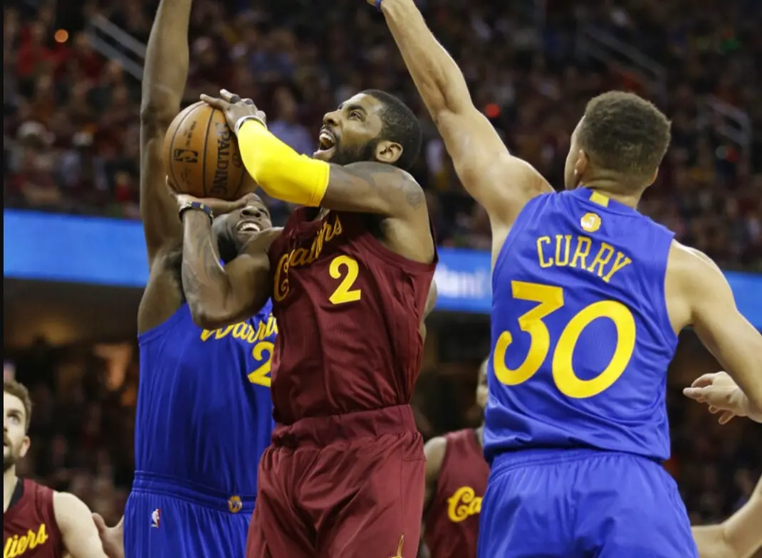 ▲2016年聖誕大戰上演「勇騎大戰」，騎士Kyrie Irving絕殺勇士堪稱經典。（圖／美聯社／達志影像）