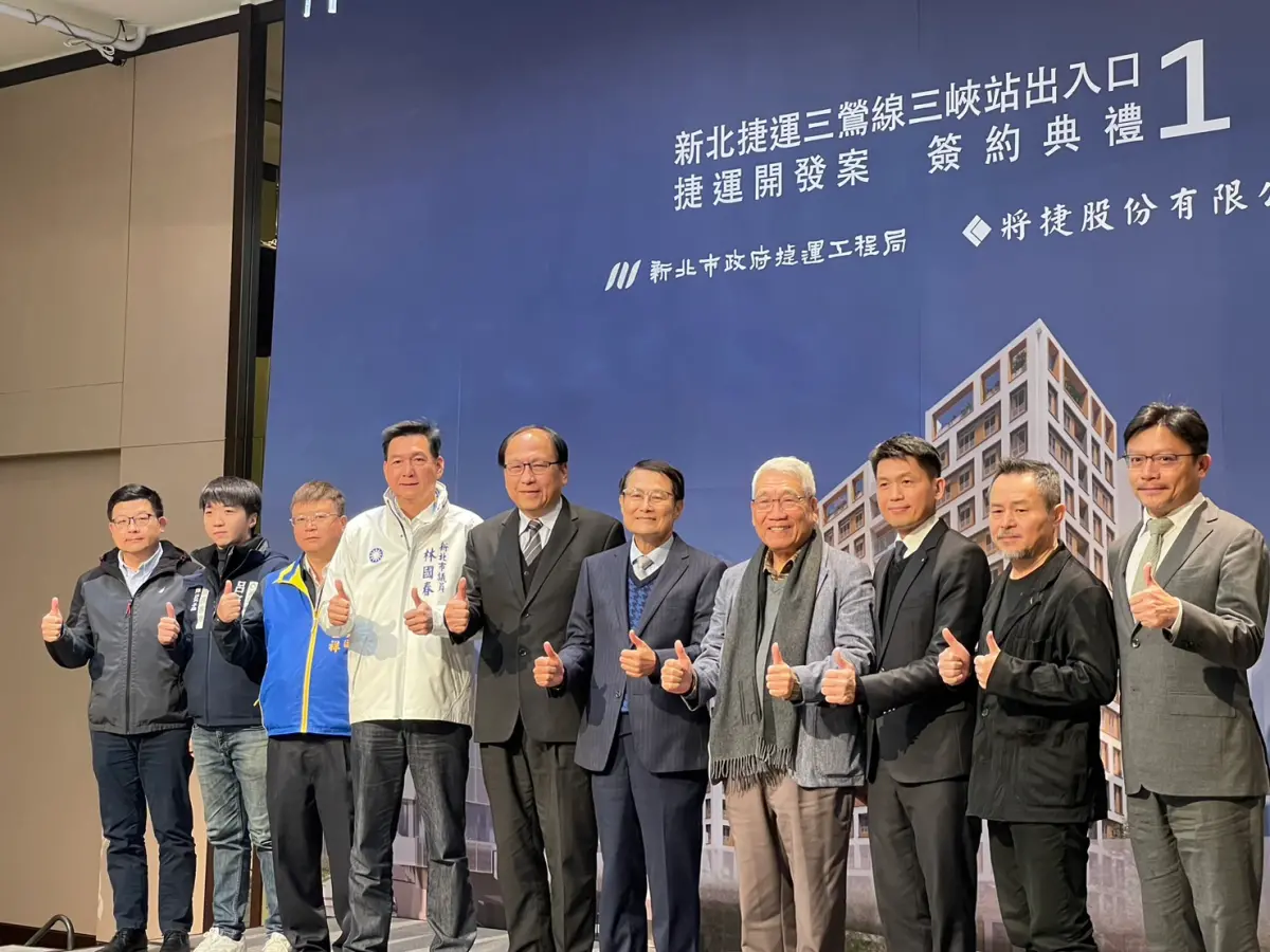 ▲新北捷運局與聯合開發廠商團隊簽約合影。（圖 ／新北市政府捷運工程局提供）