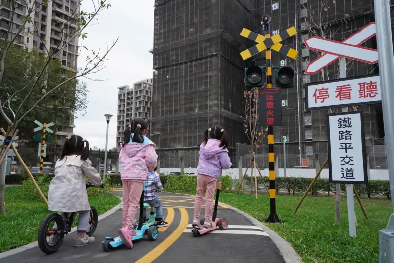 ▲交通主題公園規畫迷你街道空間,可提供兒童使用腳踏車、滑板車或滑步車。(圖/台中市政府)