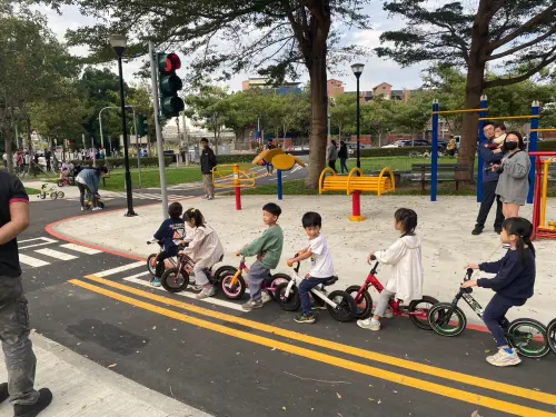 ▲交通公園提供孩童了解基本十字路口的空間場域，教育他們要在重要路口「停、看、聽、想」。(圖／台中市政府)