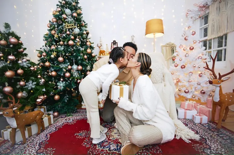▲王陽明（中）聖誕節曬出親吻蔡詩芸和女兒的照片，一家三口齊放閃，破除婚變傳聞。（圖／王陽明臉書）