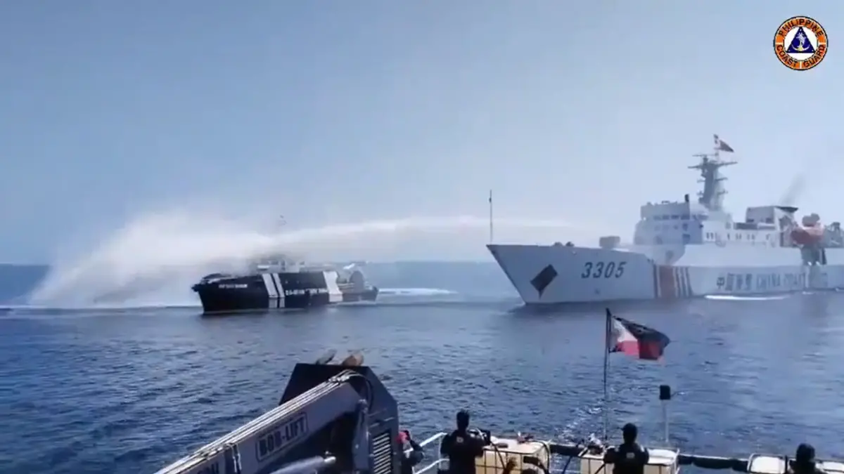 ▲中國海警近日在南海以高壓水柱攻擊菲律賓船隻，導致中菲兩國關係緊張。(圖／翻攝自菲律賓海岸警衛隊)