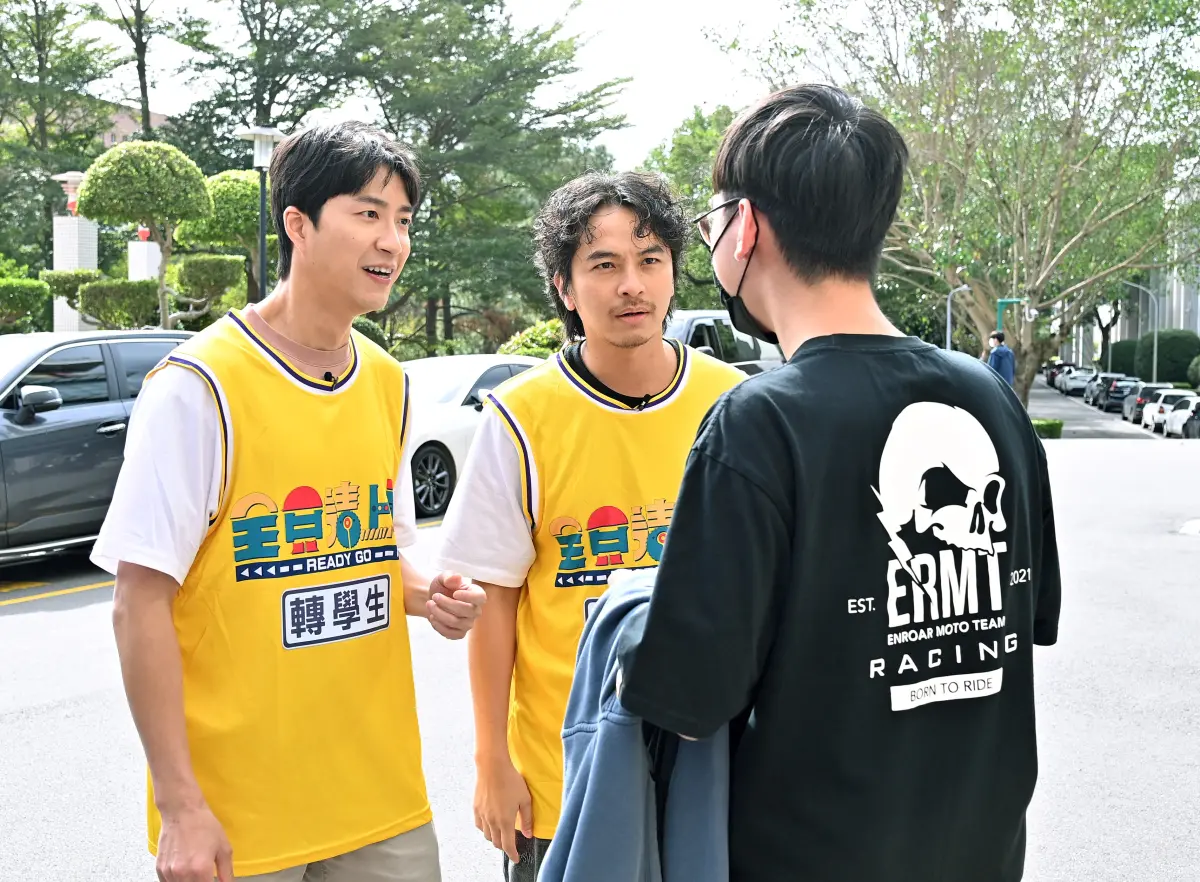 ▲《全員請上車》添新血！江宏傑（右）被質疑「會玩遊戲嗎？」楊銘威（中）則因「價錢不錯」接下主持。（圖／台視提供）