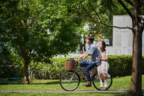 ▲陳昊森（左）、李霈瑜在新片《小子》浪漫騎乘腳踏車。（圖／良人行提供）