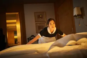 ▲李霈瑜在新片《小子》拍攝前花時間練習鋪床單融入角色，苦喊：「真的很需要技術，好難啊！」（圖／良人行提供）