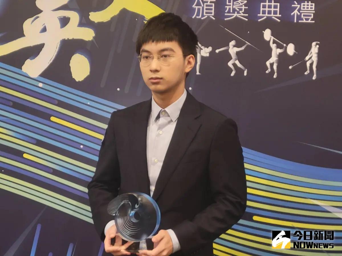 ▲112年度體育運動精英獎頒獎在下午2時在台北文創會所舉行，這次特別獎由我國圍棋亞運金牌得主許皓鋐獲得。（圖／記者黃建霖攝）