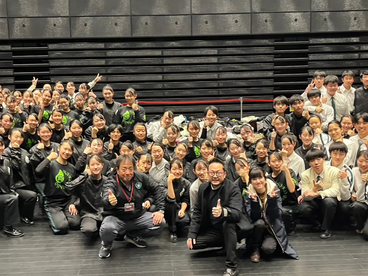 ▲翡翠騎士上週末舉行年度公演，文總秘書長李厚慶赴日送上伴手禮，為學生打氣。（圖／文總提供）