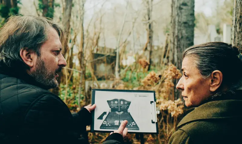 ▲艾莉史科切娃(右)在《我不是教你詐》中飾演退休女教師,意外陷入一場驚悚騙局。(圖/海鵬)