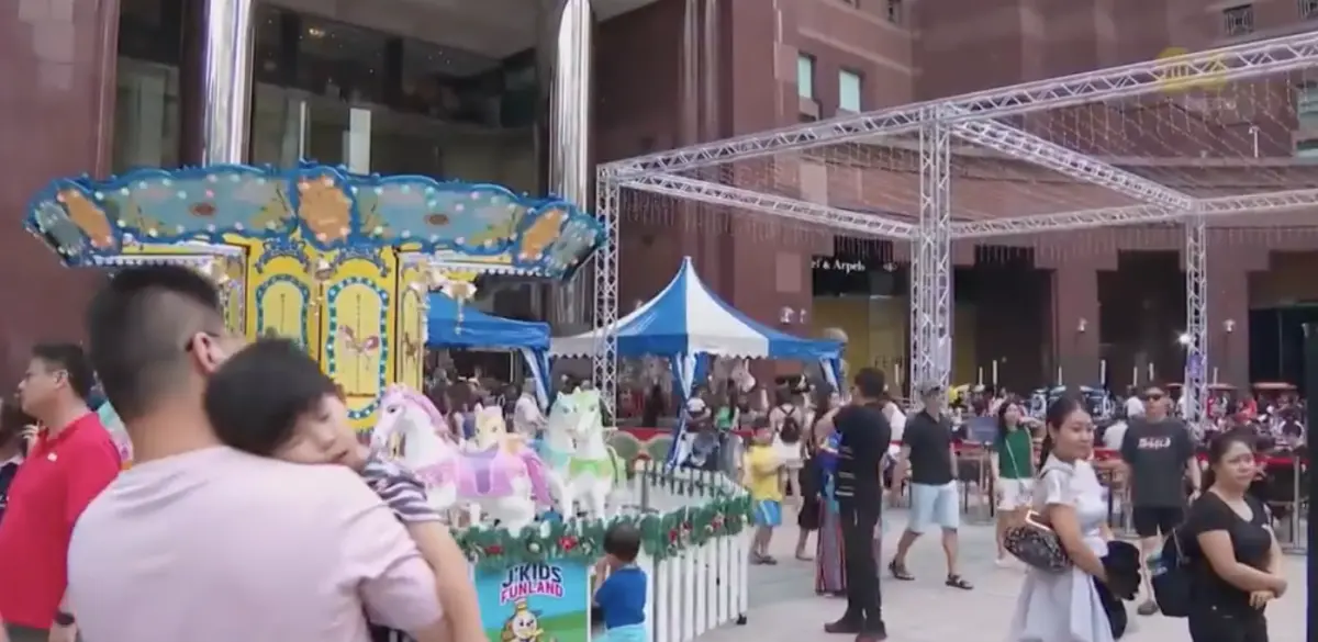 ▲新加坡烏節路（Orchard Road）今年平安夜首次舉辦封街聖誕派對。（圖／翻攝自8world）