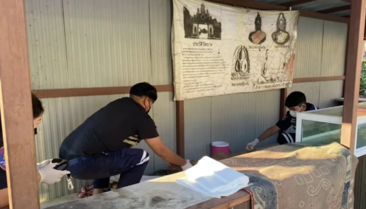 ▲警方發現一名70歲的老婦人倒在攤位裡，已明顯死亡。（圖／翻攝自泰國日報）