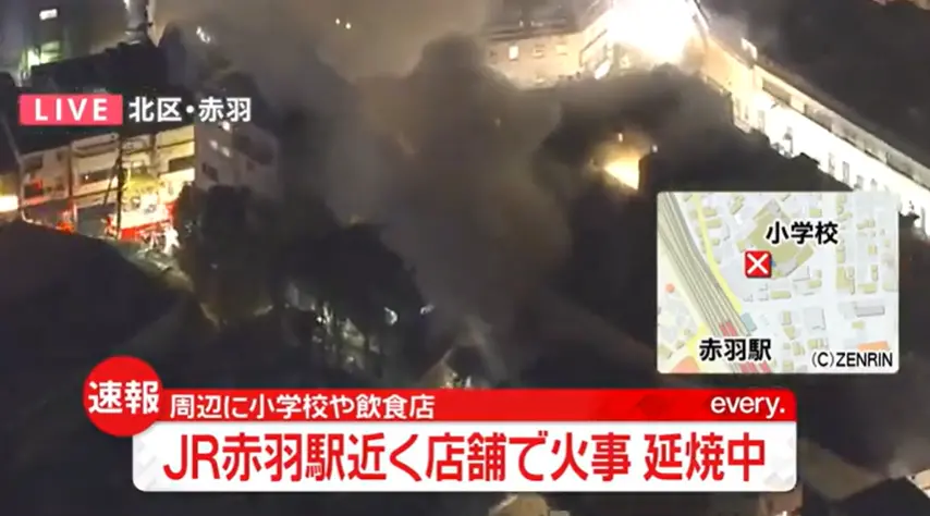 ▲日本東京都北區JR赤羽站附近商店當地時間25日下午4時50分發生火災，已有41輛消防車被派往現場灌救。（圖／擷取自YouTube@NNN）