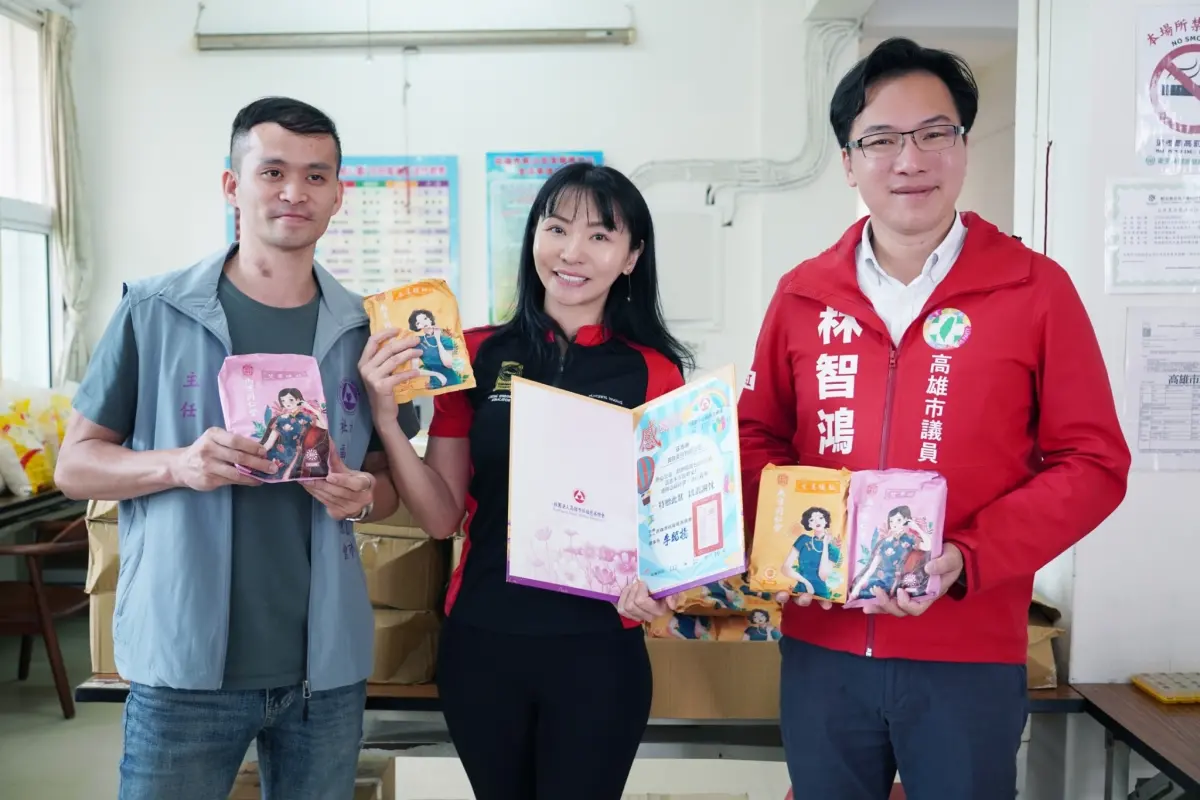 ▲慈心園主任陳廣億(左)致贈HER&HIS國際美業執行長安寶兒(中)感謝狀、高雄市議員林智鴻(右)也到場力挺活動。（圖／品牌提供）