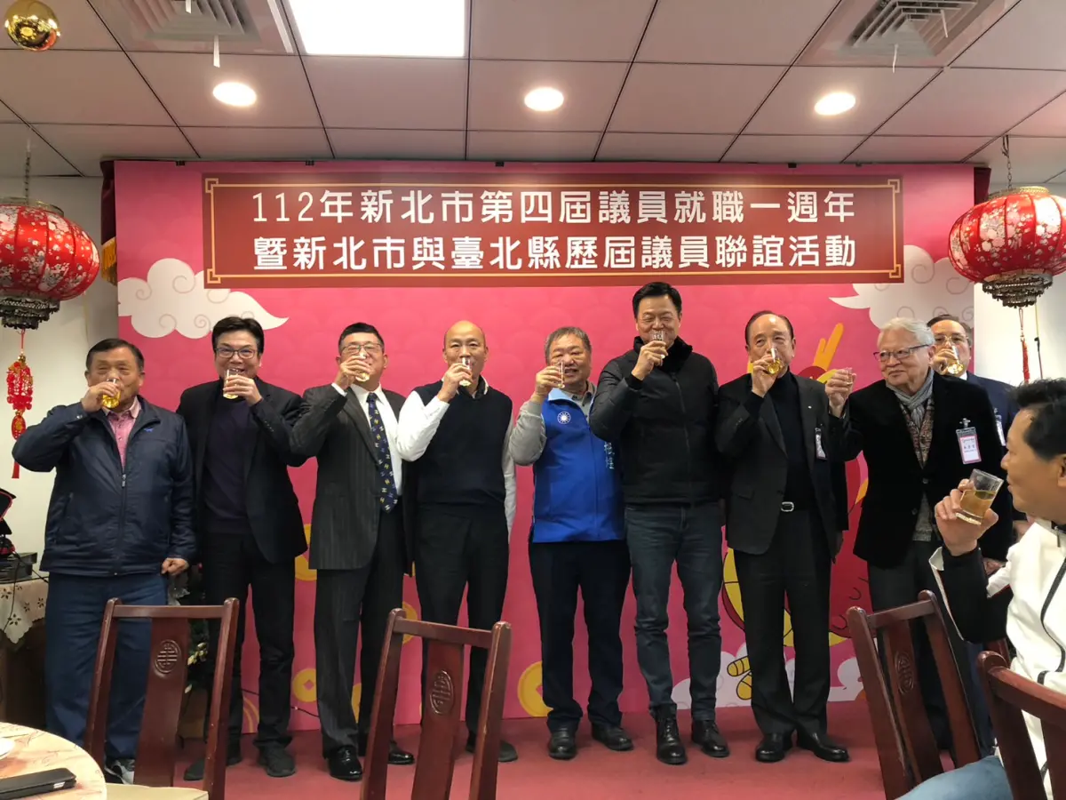 ▲新北市議長蔣根煌（右4）、前高雄市長韓國瑜（左4）、以及前台北縣長周錫瑋（右3）、新北副市長劉和然（左2）等齊回娘家同歡。（圖 ／新北市議會提供）