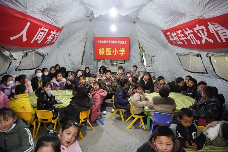 ▲中國甘肅震區的「帳篷小學」在25日舉行開學儀式。（圖／翻攝自央視新聞）