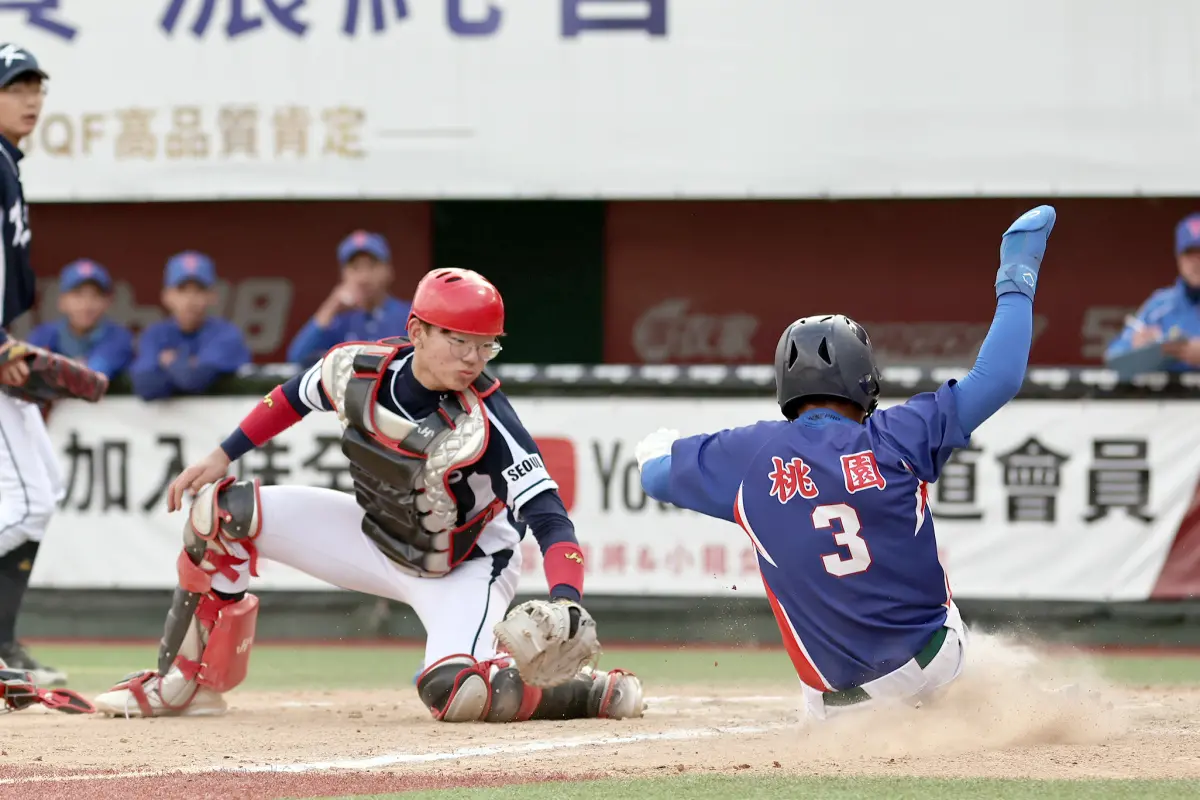 ▲首爾永登浦捕手尹英夏試圖阻殺桃園新明跑者鄭浩恩。（圖／主辦單位台北城市盃提供）