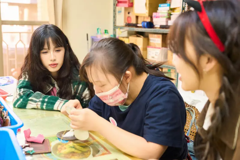 ▲幻藍小熊擔任「要被看見」公益大使,前往偏鄉做公益。(圖/天空娛樂提供)