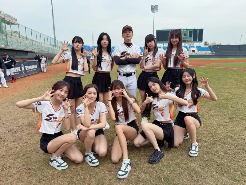 ▲幻藍小熊做公益不遺餘力,還為孫協志發起的「SUNSTAR」明星公益棒球賽,擔任先發「一日限定球員」為球賽開賽。(圖/天空娛樂提供)