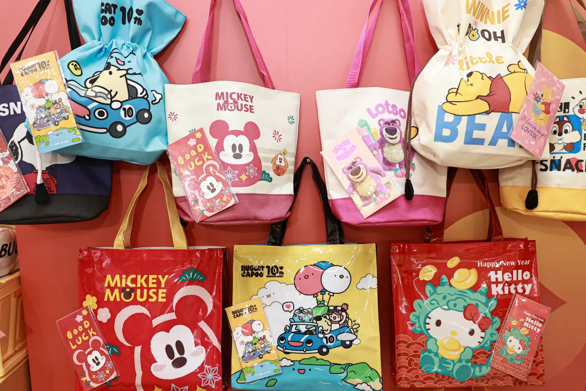 ▲終於等到7-11肖像福袋全台門市買一送一，299元、499元福袋任選；全家56款禮盒直接下殺5折半價。（圖／記者葉政勳攝）