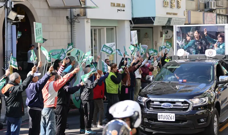 ▲蕭美琴陪立委黃秀芳車隊掃街，沿途受到民眾歡迎。（圖／黃秀芳競總提供，2023.12.26）