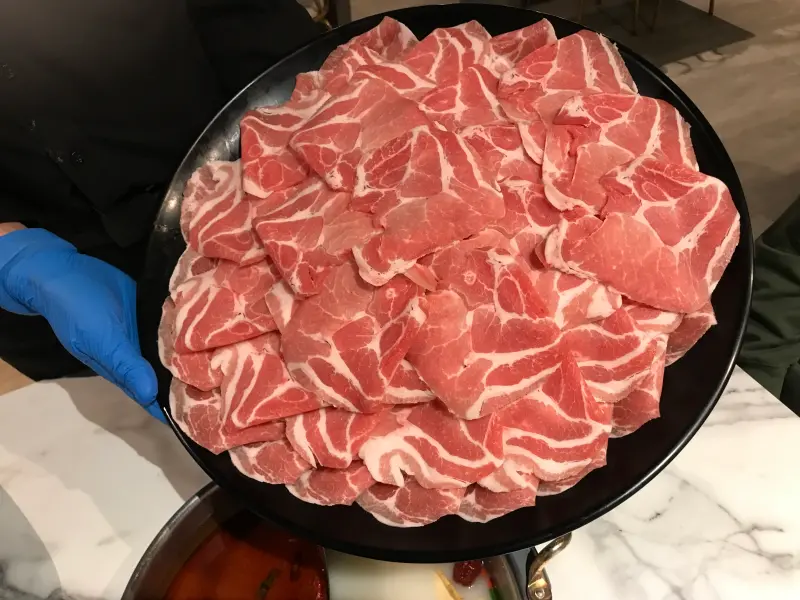 ▲全台討論度最高的「十大高CP值連鎖個人鍋物」出爐，網路聲量第一名由「肉多多火鍋」奪下，被不少網友封為「肉量爆棚」、「最佛心火鍋」。圖為2023年肉多多火鍋「1.2公斤大肉盤」活動。（圖／樂多多集團提供）