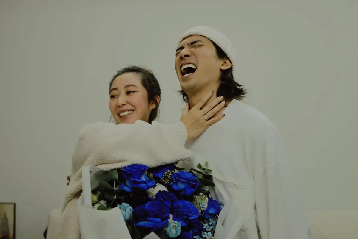 ▲林哲熹（右）聖誕節求婚成功，與經紀人女友交往10年修成正果。（圖／翻攝林哲熹臉書）