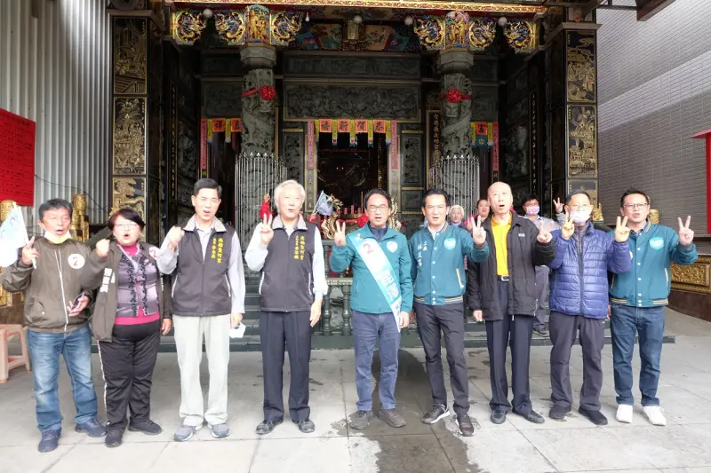 ▲高雄市第五選區（三民區、苓雅八里）候選人李昆澤，今天在台南市立委林俊憲助陣下，在進行車隊掃街前也前往選區聖和宮參拜。（圖／立委李昆澤競選辦公室）