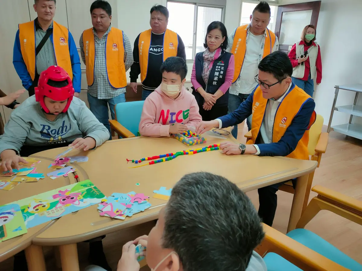 ▲十方啟能教學設備老舊，順仁兄弟會發起募款30萬元，捐贈一批課桌椅，改善學習環境。（圖／順仁兄弟會提供）