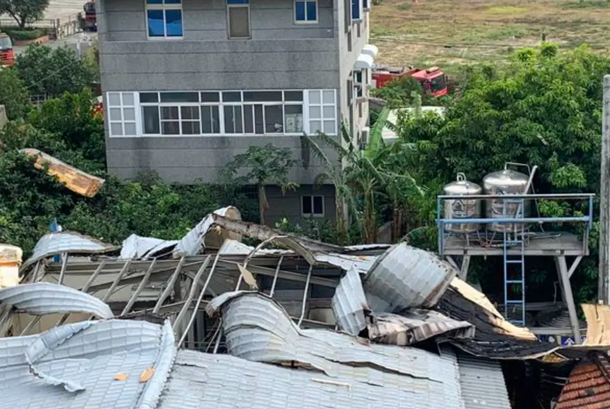 ▲台南麻豆一處出租套房，今日下午發生氣爆意外，造成3人受傷送醫。（圖／翻攝畫面）