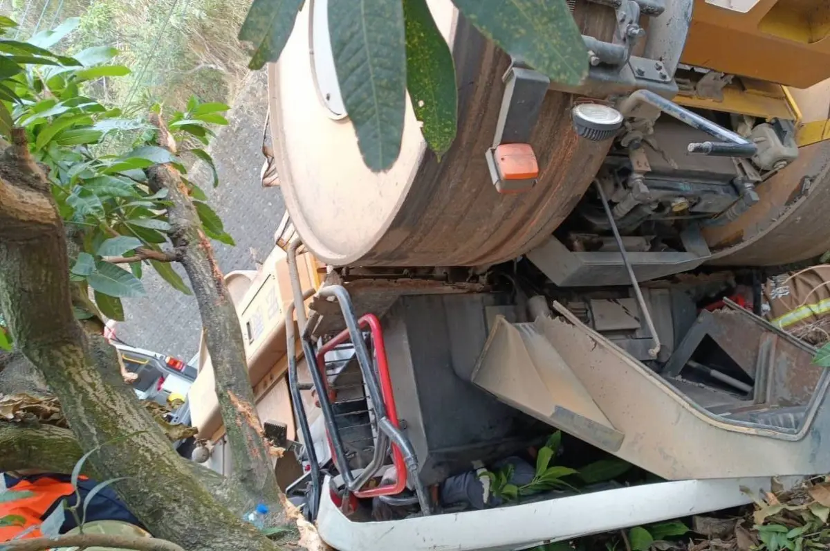 ▲台20線南橫公路26日家行施工工程，壓路機部慎翻覆駕駛受困其中。（圖／翻攝畫面）