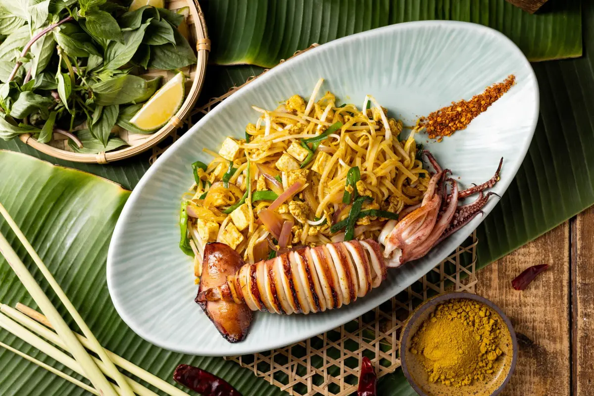 ▲帕泰家推出「泰式飯癮・金色派對」9大新菜迎接2024年！「送5000份5折新菜」；再抽「一年份米其林雙人套餐免費吃」；姓名對中「ㄈㄢˋ」諧音字，可享香茅飯吃到飽。（圖／豆府集團提供）