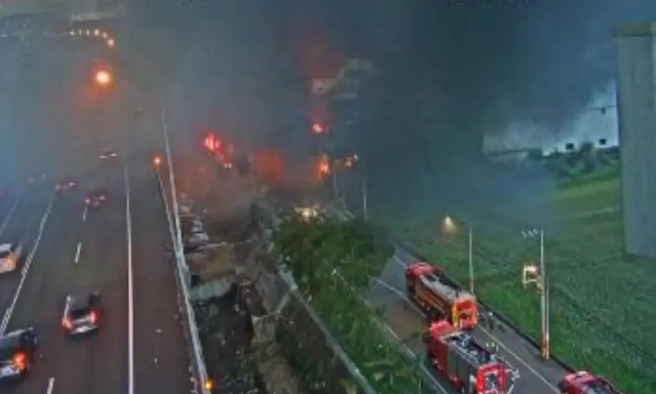 ▲桃園龜山一處工廠發生火警，濃密黑煙沖天，影響國道通行。（圖／高公局）