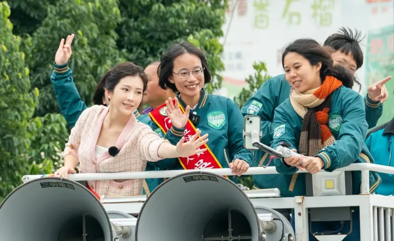 ▲吳音寧今與鄭家純在溪州鄉車隊掃街。(圖/吳音寧競總提供,2023.12.24)