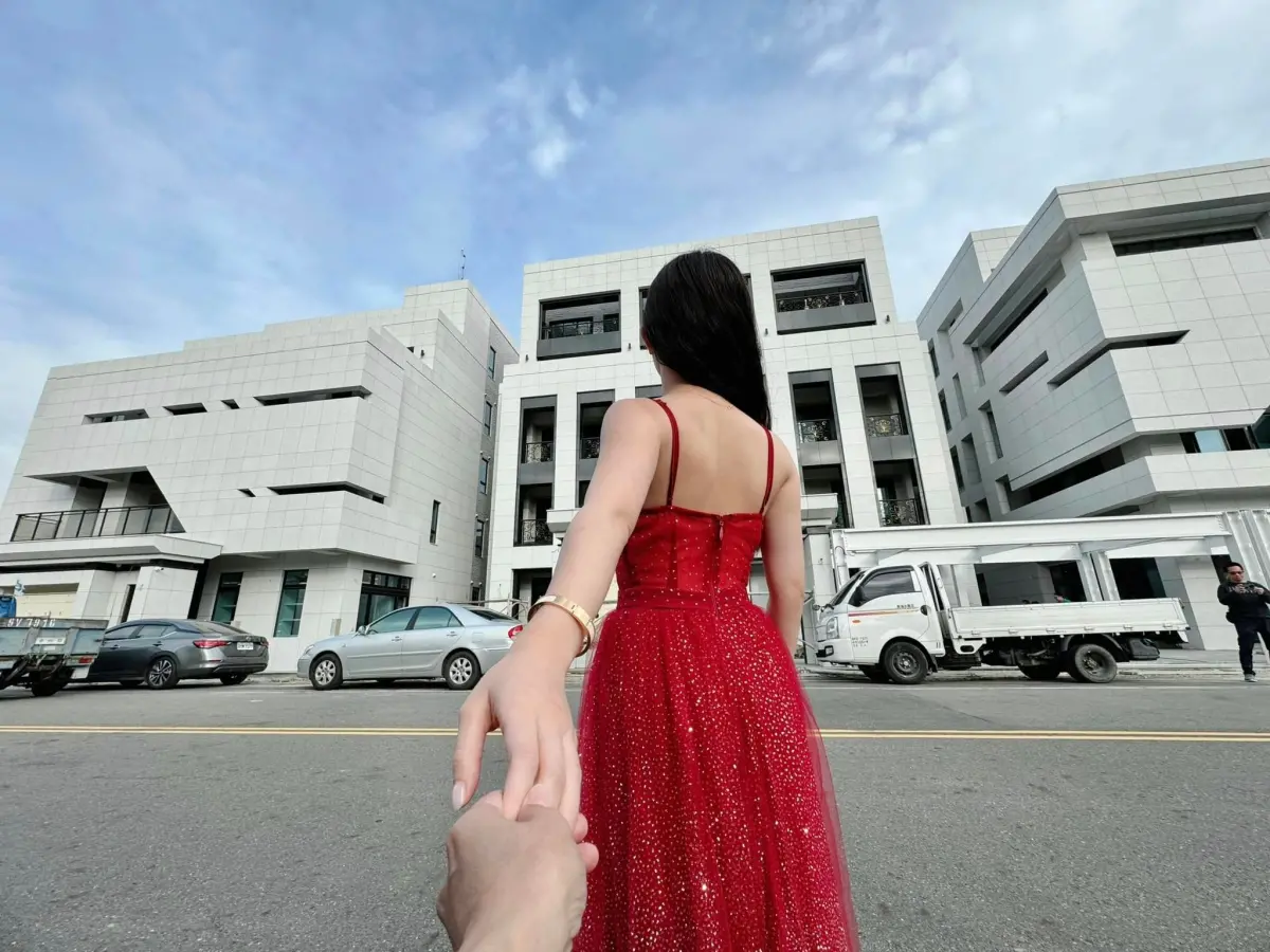 ▲鄭家純臉書秀出在謝衣鳳家門口拍的牽手網美照。（圖／翻攝鄭家純臉書，2023.12.24）