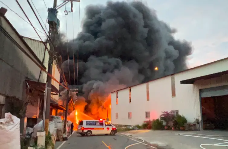 ▲桃園龜山冷媒工廠26日傍晚發生火警，造成1名女員工死亡、3人二度燒燙傷。（圖／翻攝畫面）