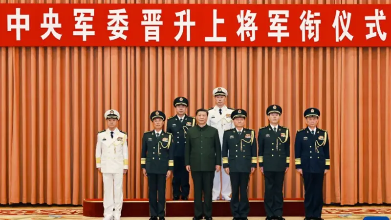 ▲中國中央軍委晉升上將軍銜儀式25日在北京八一大樓舉行，身為中央軍委主席的習近平出席晉銜儀式，這是他今年第四次舉行這種儀式。（圖／翻攝新華社）
