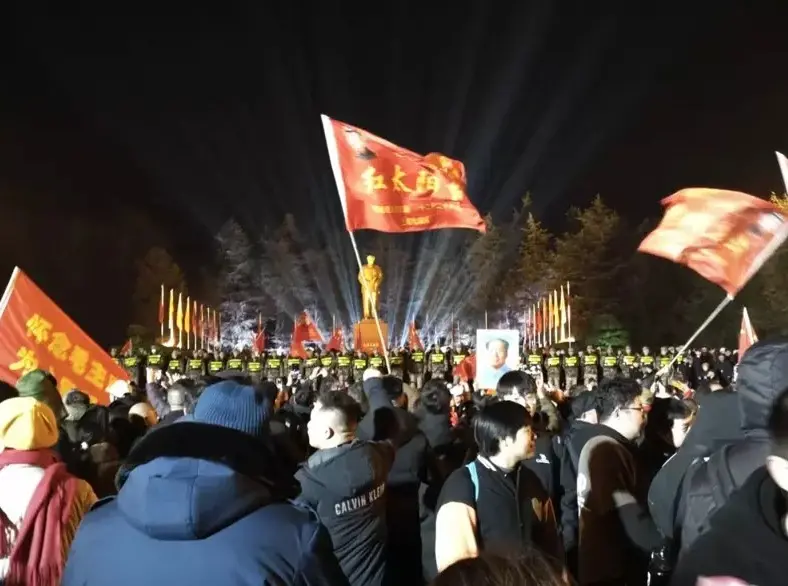 ▲今（26）日是中國前領導人毛澤東130周年冥誕，在湖南韶山毛澤東銅像廣場不少人舉著紅旗，並高呼「毛澤東萬歲」等口號。（圖／翻攝自X平台）