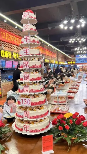 ▲湖南師範大學學生餐廳紀念毛澤東誕辰130周年巨型蛋糕。（圖／翻攝自X平台）