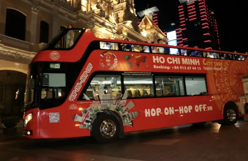 ▲越南胡志明市的雙層巴士推出「西貢不眠夜」的旅遊行程。（圖／翻攝自圖特網）