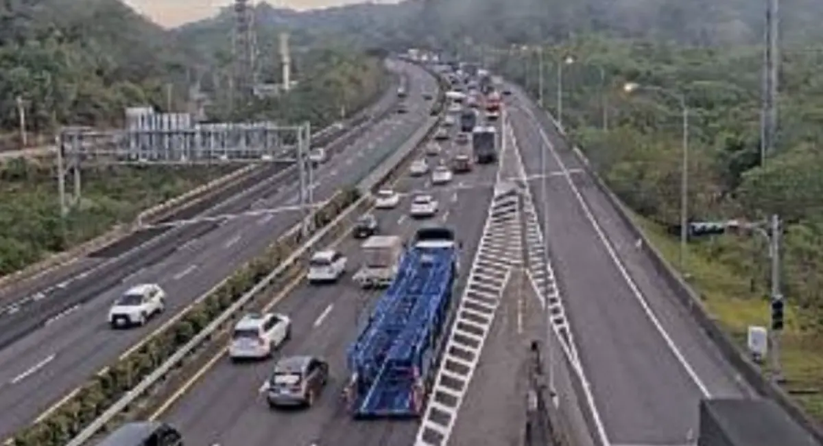 ▲今（27）日清晨6時28分，國道1號北向124K、頭屋路段，發生2輛大貨車、1小客車追撞車禍，事故佔用中線，目前暫時時封閉全車道處理中。（圖／翻攝高公局）